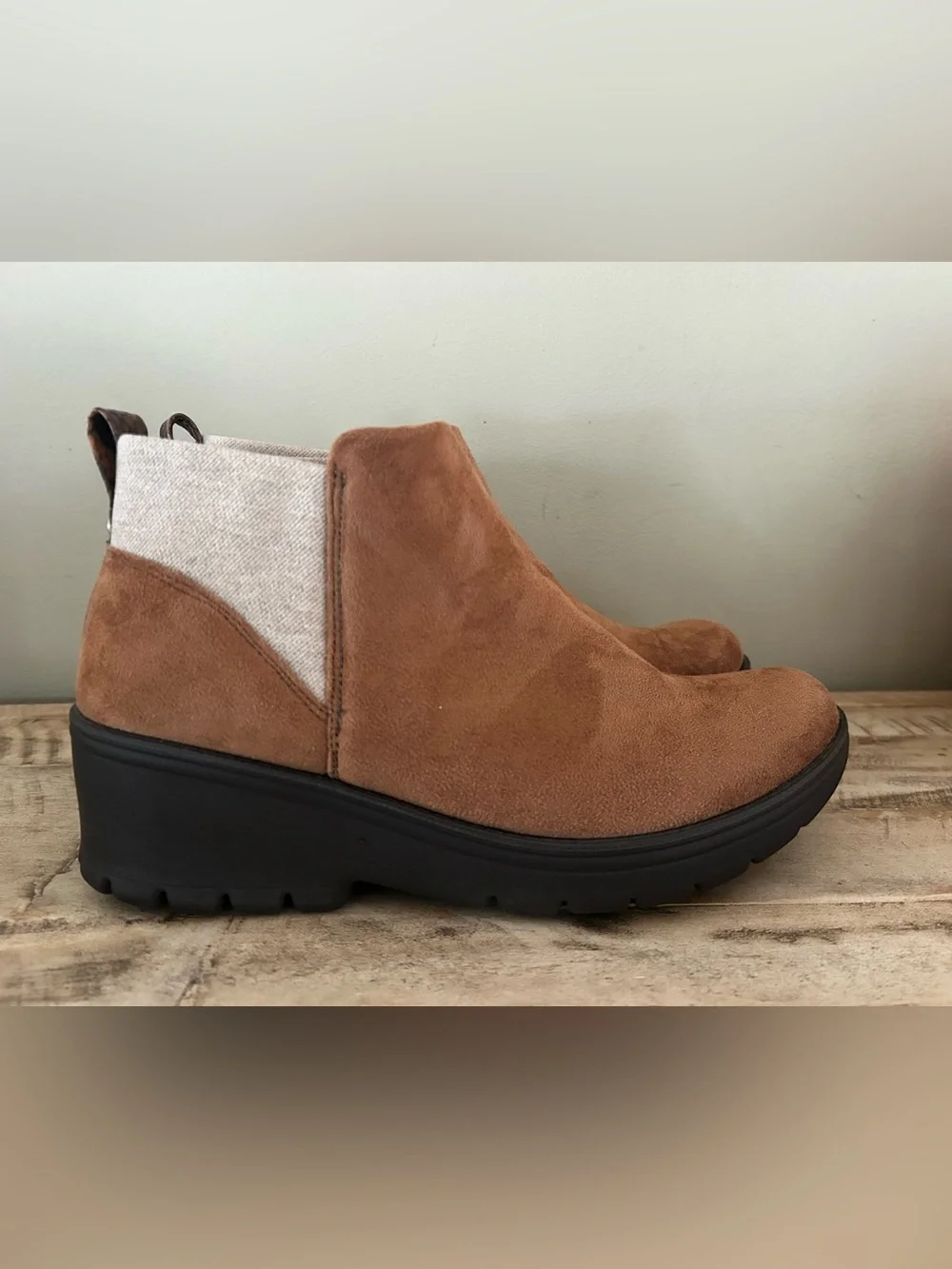 BZees Boston Women's Comfort Ankle Boots – Brown Faux Suede Wedge Booties, sz 8